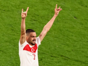 Zagueiro turco é suspenso por gesto extremista e está fora das quartas de final da Euro