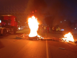 Manifestantes interditam BR-116 com queima de pneus após ameaças de facções criminosas, em Fortaleza