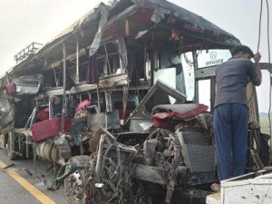 Batida entre ônibus e caminhão de leite deixa 18 mortos na Índia