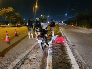 O acidente aconteceu por volta das 17h desta sexta-feira (12) na BR-116. A vítima mor-reu no local.