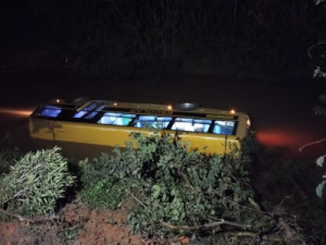 SC: motorista bebeu antes de cair no rio com o ônibus escolar
