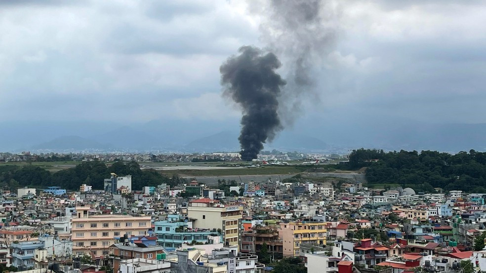 Avião cai ao decolar e mata 18 no Nepal