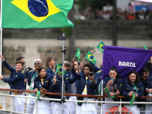 Animada, delegação brasileira desfila pelo Sena em icônica abertura das Olimpíadas de Paris