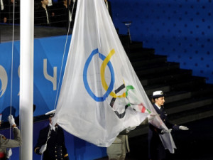 Bandeira olímpica é hasteada de cabeça para baixo na abertura das Olimpíadas