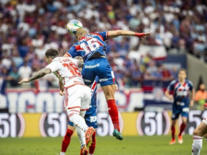 Inter marca no fim e arranca empate com o Bahia em Salvador