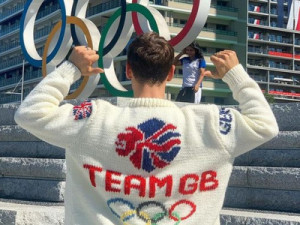 Tom Daley repete Tóquio e faz tricô na arquibancada durante provas