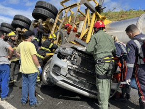 Carreta tomba em Alagoas, cai em cima de carro com médicos e deixa dois mortos