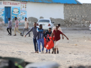 Ao menos 32 mortos após atentado islamista em praia da Somália