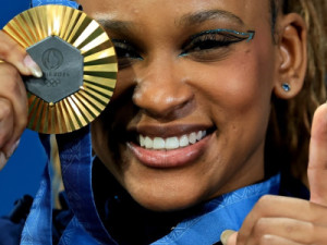 Estrela mais brilhante do Olimpo brasileiro, Rebeca Andrade é ouro no solo em Paris