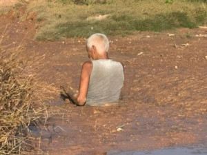 Idoso é resgatado pelos bombeiros após ficar 1h atolado em lamaçal em Fortaleza