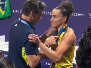 Paris-2024: Após mais uma vitória do vôlei feminino, Giba entrega medalha de ouro para Gabi, destaque do time