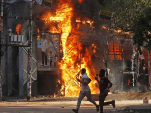 Primeira-ministra de Bangladesh renuncia e foge do país após protestos com 300 mortos, dizem Forças Armadas