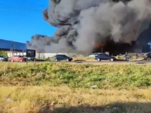 Incêndio atinge fábrica de colchões em Maracanaú e fumaça é vista até em cidades vizinhas