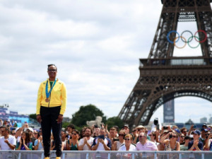 Após 24 anos de espera, Jamaicana recebe medalha de bronze obtida nas Olimpíadas de Sydney