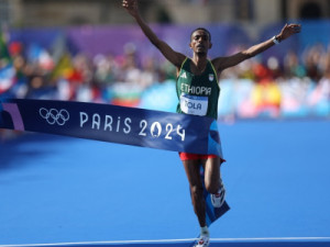 Tamirat Tola bate recorde olímpico e é campeão da maratona em Paris; Kipchoge abandona a prova