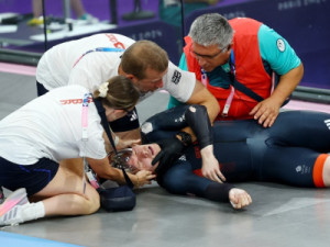 Acidente forte derruba três atletas na final do ciclismo de pista e britânico se machuca