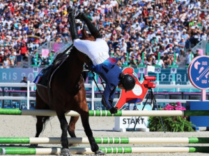 Cavalo derruba obstáculo, e francesa sofre queda feia no pentatlo moderno