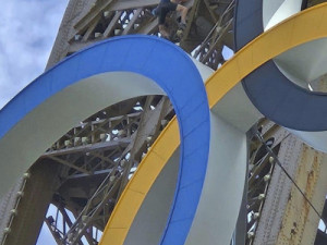 Homem escala Torre Eiffel antes da cerimônia de encerramento das Olímpiadas, e atração fica fechada por uma hora