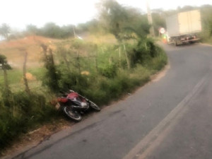 Grave acidente entre moto e carro em Caririaçu deixa motoqueiro com perna dilacerada