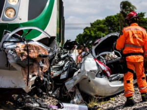 Criança e duas mulheres morrem em colisão entre carro e VLT em Fortaleza