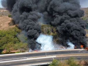 Carretas-tanque pegam fogo após acidente na BR-050