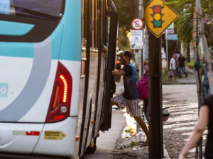 Empresa de ônibus é condenada a indenizar passageira que lesionou coluna após veículo passar por quebra-molas