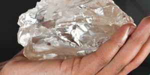 Empresa canadense encontra um dos maiores diamantes do mundo, com 2.492 quilates, em Botsuana