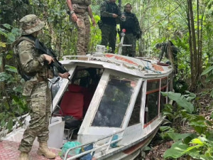 'Piratas' sequestram lancha com 23 pessoas no Rio Amazonas, abandonam passageiros em ilha e escapam