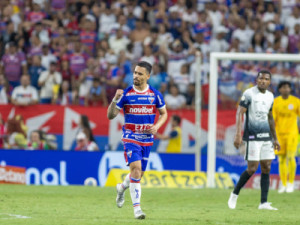 Fortaleza vence Corinthians e assume a liderança do Brasileirão