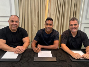 Flamengo anuncia a contratação de Alex Sandro