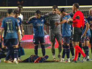 Jogador do Nacional que passou mal durante partida contra o São Paulo tem 'progressão do comprometimento cerebral', diz boletim médico