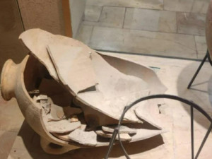 Criança quebra jarra de 3,5 mil anos em museu Hecht, de Israel