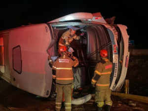 Acidente com romeiros de igreja do Leblon deixa pelo menos 16 feridos em rodovia