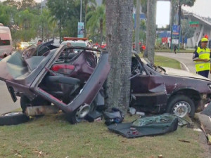 Carro desgovernado bate em árvore em frente à sede do Flamengo; 2 morrem na hora