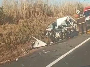 Motorista e passageiro morrem em colisão entre carro e caminhão na BR-222