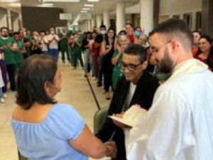 Paciente com câncer realiza sonho do casamento no Hospital Regional Vale do Jaguaribe