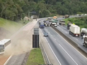 Ônibus com turistas tem falha nos freios e motorista evita tragédia usando área de escape no Paraná