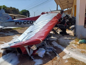 Avião atinge van e moto antes de cair e deixa dois feridos na Zona Sul de Teresina