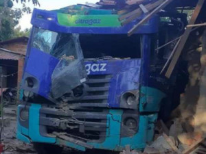 Caminhão com carga de gás teve problemas de freios destruiu alpendre de casa em Barbalha