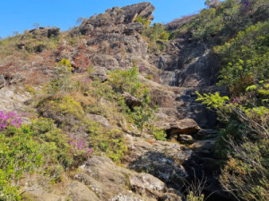 Cachoeira histórica seca completamente em região que não chove há mais de 100 dias em MG; veja antes e depois