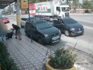 PM é baleado um segundo após beijar os filhos gêmeos na frente da escola