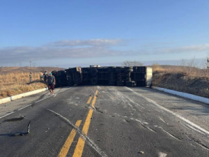 Carreta tomba após bater em carro e bloqueia rodovia no Ceará