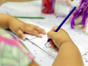 Criança com autismo relata abuso através de desenhos e avô é preso, no Ceará