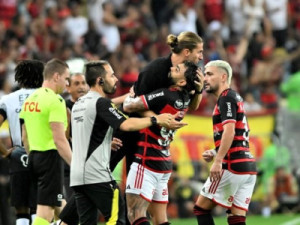 Flamengo vence o Corinthians e abre vantagem na semifinal da Copa do Brasil