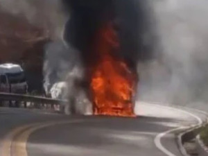 Vanpega fogo, na manhã desta quinta (3), na Rodovia Padre Cícero em Caririaçu