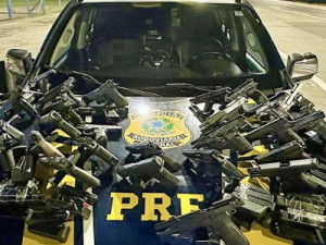 Casal com criança é preso com 28 armas de diferentes países escondidas em carro no Paraná