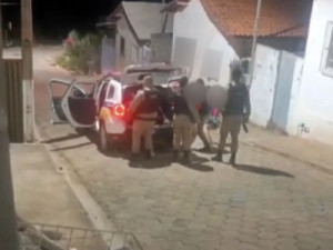 Policial Militar é flagrado chutando barriga de mulher grávida durante abordagem polici-al em MG