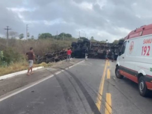 Colisão entre carreta e carro mata motorista e bloqueia trecho de rodovia na Grande Fortaleza