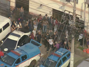 Dezenas de passageiros fazem fila na porta de delegacia após assalto a 2 ônibus na Av. Brasil; 2 suspeitos foram baleados