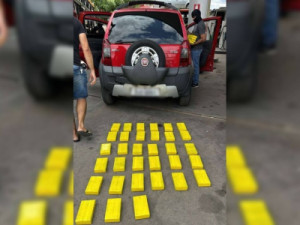 Polícia apreende 51 kg de cocaína escondidos em carro transportado por caminhão-cegonha